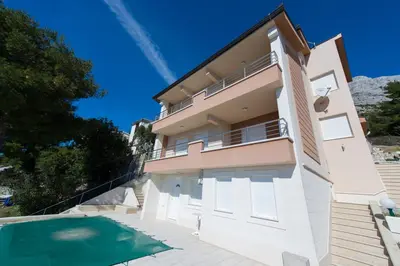Bazen u objektu Apartments KARLO ili u blizini