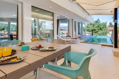Bazen u objektu Luxe villa 2 pools, sauna ili u blizini