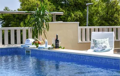 Bazen u objektu Amazing Home In Postira ili u blizini