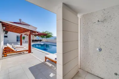 Tlocrt objekta Seaview Villa MaToLi with heated 50sqm pool and 4 bedrooms, close to Split