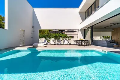 Bazen u objektu Luxury 5-bedroom Villa Altabianca with a Heated Pool, Finnish sauna, an outdoor Cinema, 50m from the beach ili u blizini