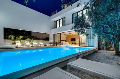 Bazen u objektu Luxury 5-bedroom Villa Altabianca with a Heated Pool, Finnish sauna, an outdoor Cinema, 50m from the beach ili u blizini
