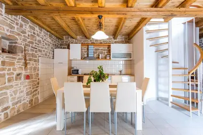 Kuhinja ili čajna kuhinja u objektu Secret Spot villa by Nono Ban