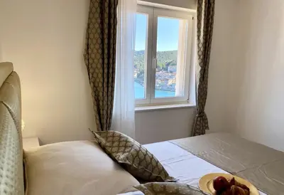 Krevet ili kreveti u jedinici u objektu Villa FJERA - sea view, hot tubs, terrace, BBQ