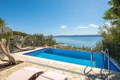 Bazen u objektu Holiday Residence Mirabella ili u blizini