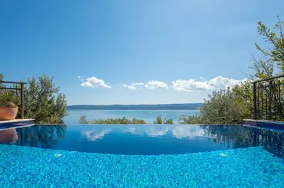 Bazen u objektu Holiday Residence Mirabella ili u blizini