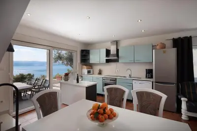 Kuhinja ili čajna kuhinja u objektu Mirabilis - Private Beach House