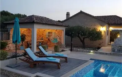 Bazen u objektu Pet Friendly Home In Postira With Wifi ili u blizini