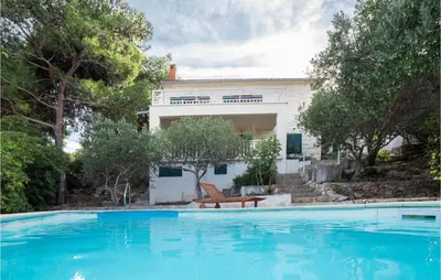 Bazen u objektu Holiday Home Mala Lozna Ii ili u blizini