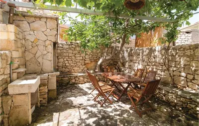Popločani dio dvorišta ili vanjski dio objekta Nice Home In Postira With Kitchen