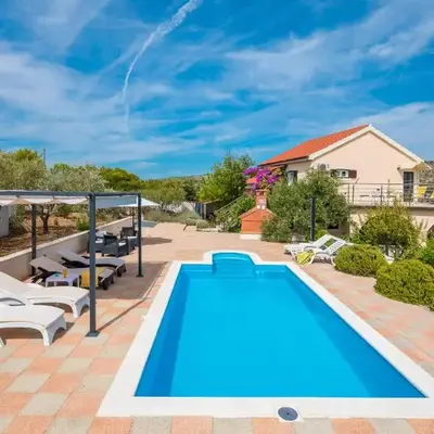 Amazing Home In Milna