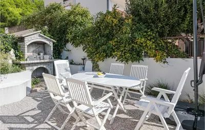 Popločani dio dvorišta ili vanjski dio objekta Gorgeous Apartment In Lokva Rogoznica