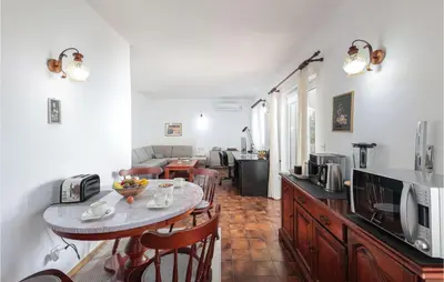 Kuhinja ili čajna kuhinja u objektu Gorgeous Apartment In Lokva Rogoznica