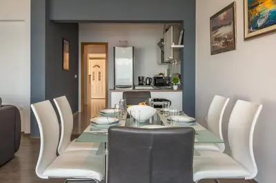 Kuhinja ili čajna kuhinja u objektu MODERN apartment OMIS