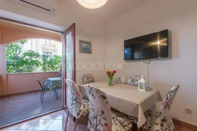 TV i/ili zabavni centar u objektu Near The Beach Brela Apartments Ruzze