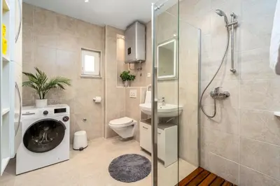 Kupaonica u objektu Villa Zara with 32 sqm heated Pool, Jacuzzi, Billiard, Tennis table, 8pax