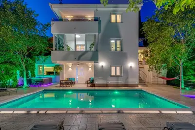 Bazen u objektu Villa Zara with 32 sqm heated Pool, Jacuzzi, Billiard, Tennis table, 8pax ili u blizini