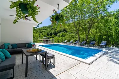 Bazen u objektu Villa Zara with 32 sqm heated Pool, Jacuzzi, Billiard, Tennis table, 8pax ili u blizini