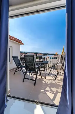Balkon ili terasa u objektu Luka's SEA View Terrace & Steps from the Beach apartment