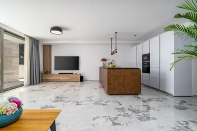 TV i/ili zabavni centar u objektu Beachfront Villa Erce with private 40sqm heated pool, a Gym, 7 en-suite bedrooms, a rooftop terrace, 2 living areas