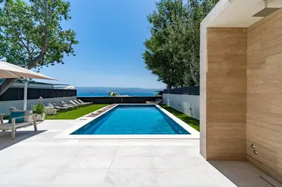 Bazen u objektu Beachfront Villa Erce with private 40sqm heated pool, a Gym, 7 en-suite bedrooms, a rooftop terrace, 2 living areas ili u blizini