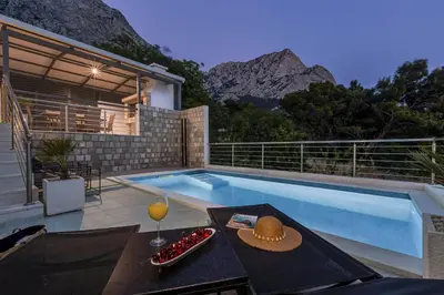 Bazen u objektu Villa la Perla ili u blizini