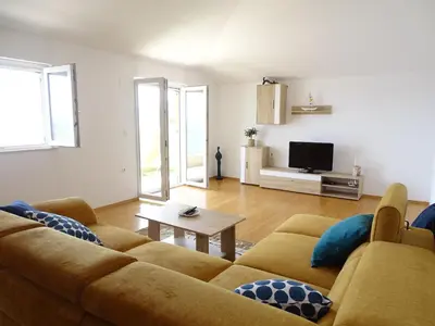 TV i/ili zabavni centar u objektu 6-pax Apartment ON THE BEACH - TOP Floor, Great sea view, Parking ensured