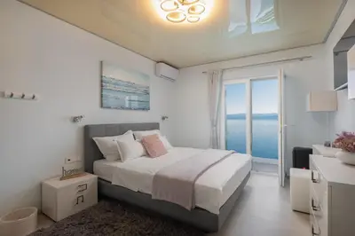 Krevet ili kreveti u jedinici u objektu Beachfront Holiday Home - Private Heated Pool