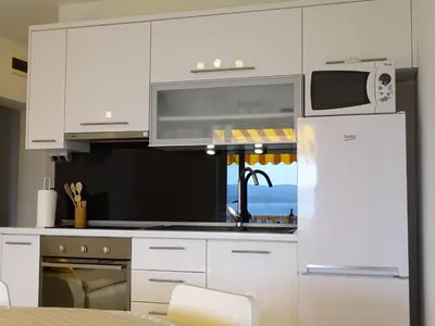 Kuhinja ili čajna kuhinja u objektu 4pax Apartment ON THE BEACH with garden, sea view, terrace & parking - Ap A1
