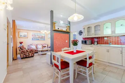 Kuhinja ili čajna kuhinja u objektu Apartments Villa Camellia - Adults Only
