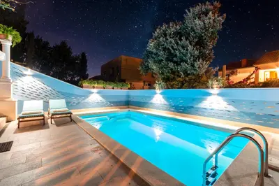 Bazen u objektu Apartments Villa Camellia - Adults Only ili u blizini