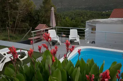 Bazen u objektu Guest house LUCIJA with swimming pool ili u blizini