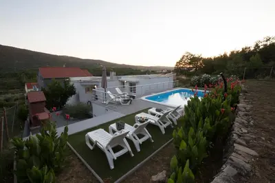 Bazen u objektu Guest house LUCIJA with swimming pool ili u blizini