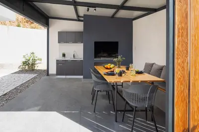 TV i/ili zabavni centar u objektu Villa Hill with private 32sqm heated pool and hydro-massage, 4 en-suite bedrooms, 200m from the sandy beach