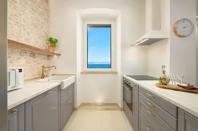 Kuhinja ili čajna kuhinja u objektu Seafront North House