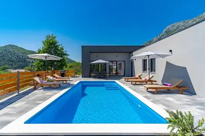 Bazen u objektu Villa Mir with private pool, 3 bedrooms, 7km from sandy beach ili u blizini