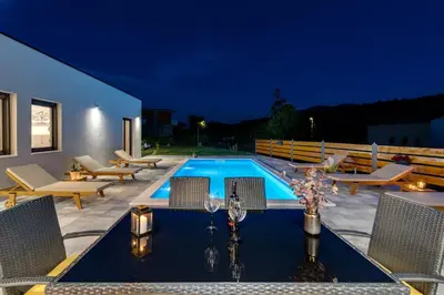 Bazen u objektu Villa Mir with private pool, 3 bedrooms, 7km from sandy beach ili u blizini