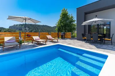 Bazen u objektu Villa Mir with private pool, 3 bedrooms, 7km from sandy beach ili u blizini
