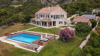 Bazen u objektu Villa Avola Bol ili u blizini