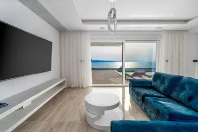 TV i/ili zabavni centar u objektu Villa BAMM with heated 36sqm pool, 5 en-suite bedrooms and panoramic sea views