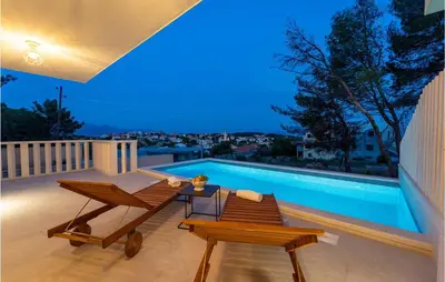 Bazen u objektu Stunning Home In Sumartin ili u blizini