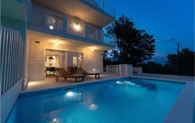 Bazen u objektu Stunning Home In Sumartin ili u blizini
