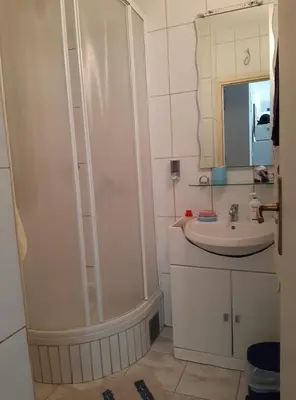 Kupaonica u objektu Peace and quiet apartment in Brela, Croatia