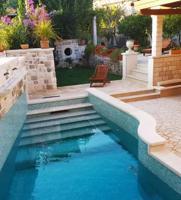 Bazen u objektu Villa Laurus Brač ili u blizini