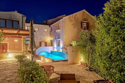 Bazen u objektu Villa Laurus Brač ili u blizini