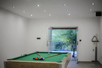 Stol za biljar u objektu House Anavi