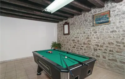 Stol za biljar u objektu Holiday Home Pucisca Gospe Lurdske