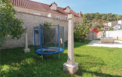 Dječje igralište u objektu Holiday Home Pucisca Gospe Lurdske