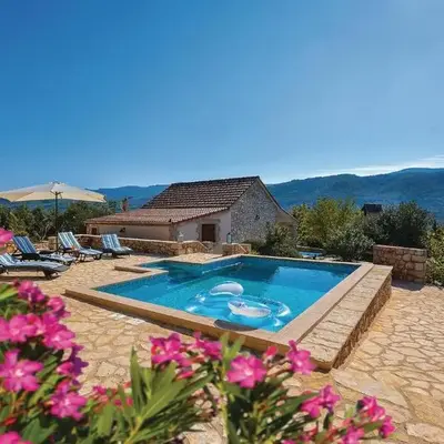 2 Bedroom Nice Home In Stari Grad
