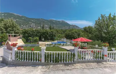 Pogled na planine ili pogled na planine iz vikendica